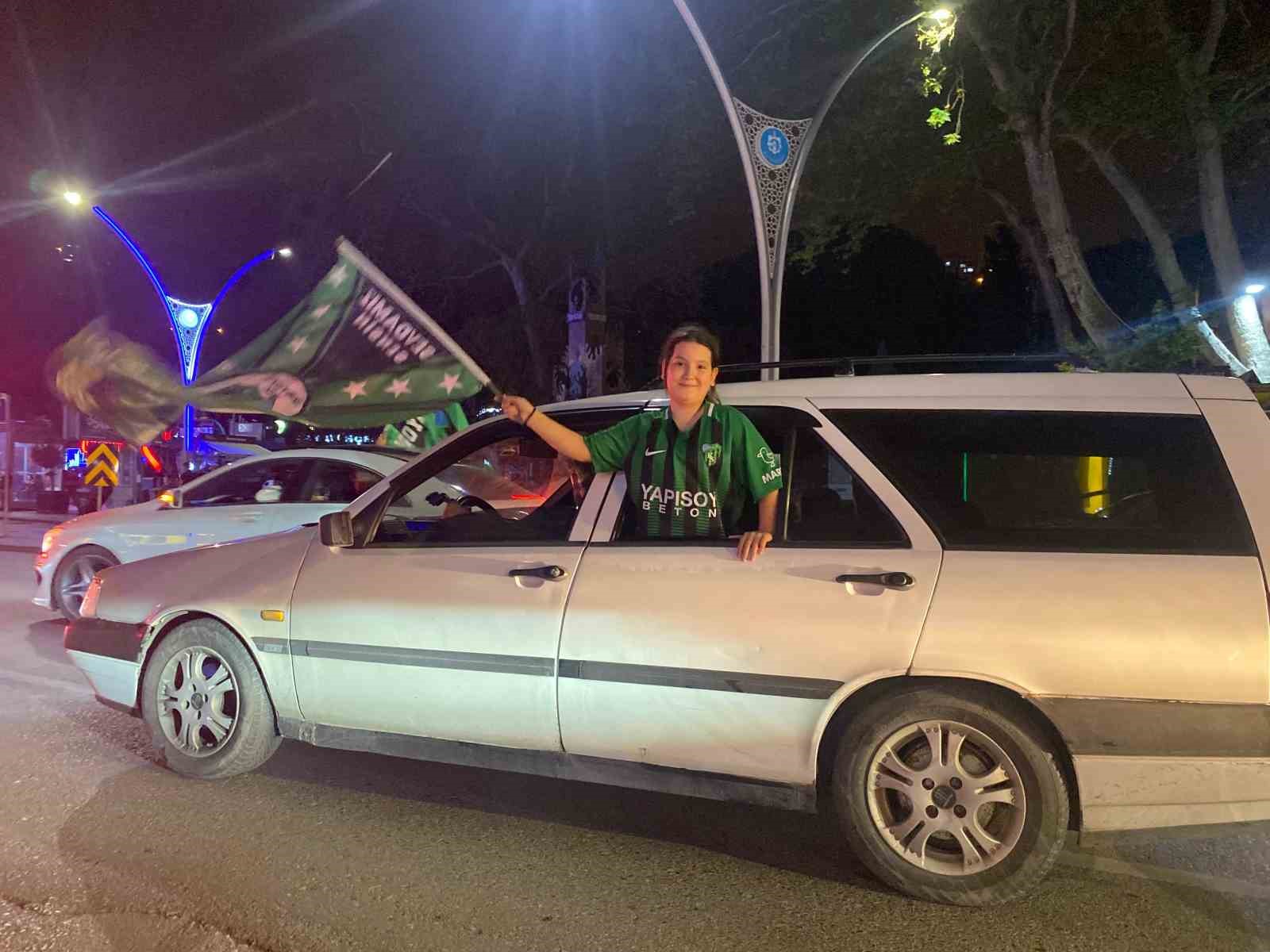 Kocaelispor taraftarı sokaklara döküldü
