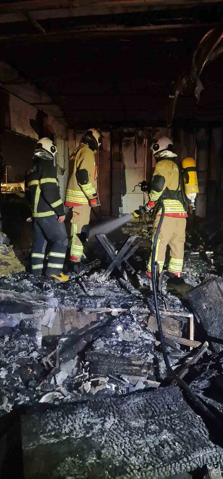 Hurdacı dükkanı alevlere teslim oldu