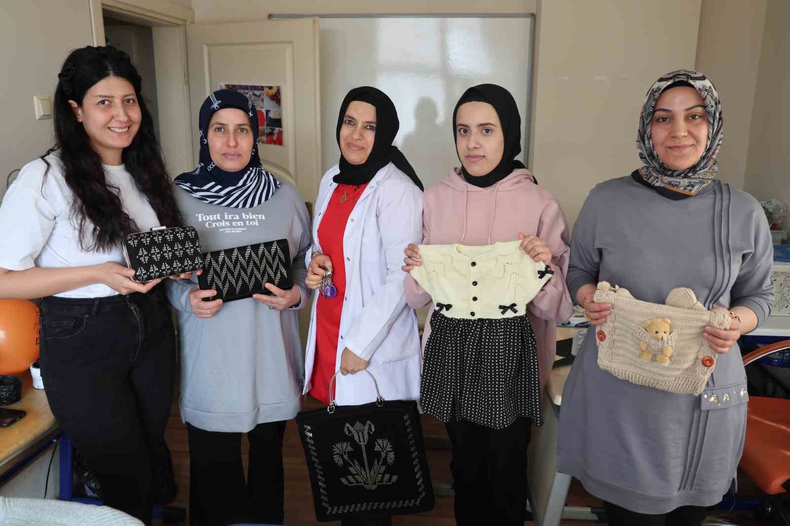 Kadınlar el sanatları kursunda hem sosyalleşiyor hem de öğreniyor
