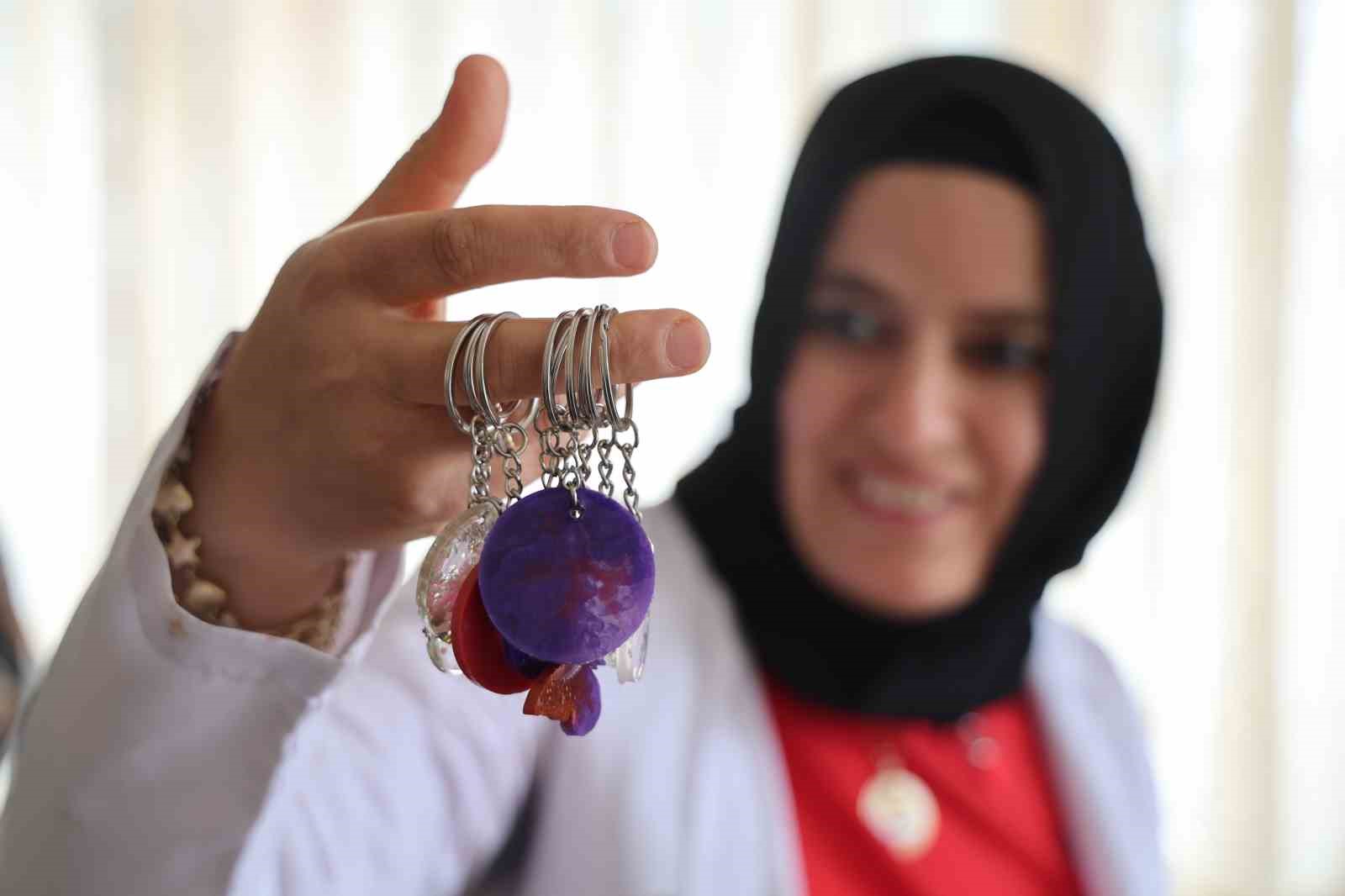 Kadınlar el sanatları kursunda hem sosyalleşiyor hem de öğreniyor