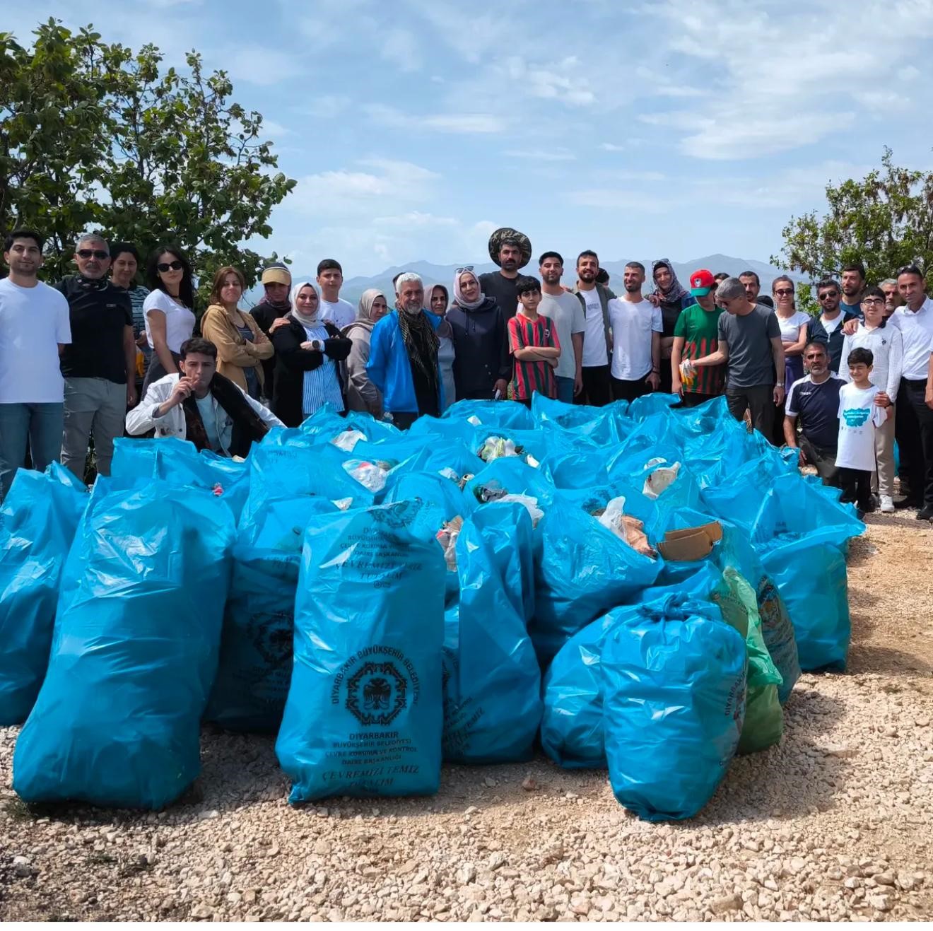 Diyarbakır’da doğaseverler torbalarca çöp topladı