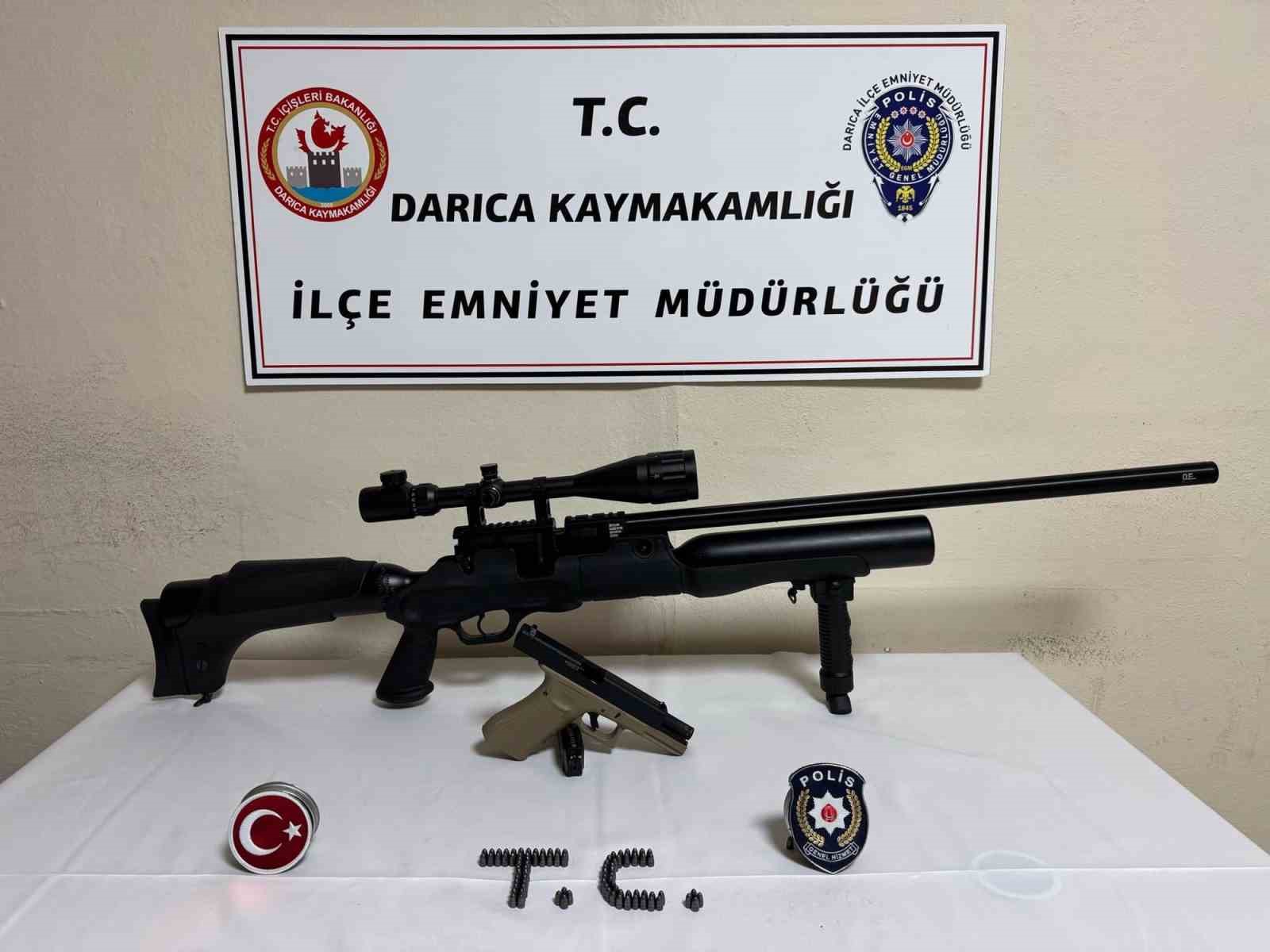 Üzerinden tüfek ve tabanca çıktı