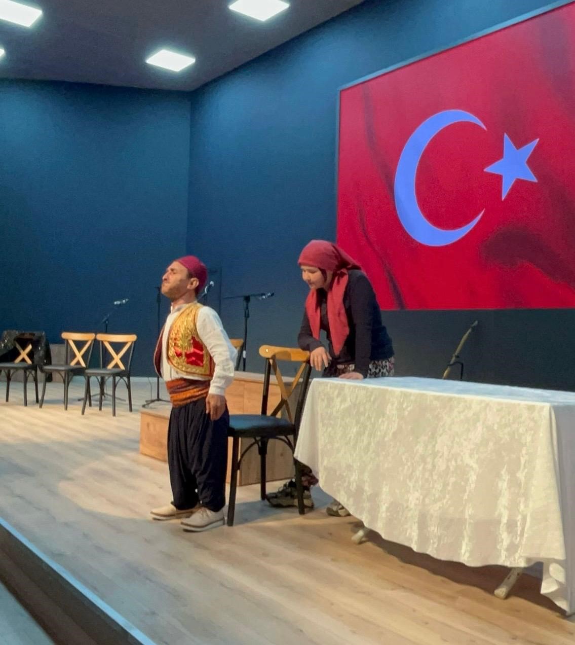 Gömeç’te engelli oyuncular minik kalplere tiyatro ile dokundu