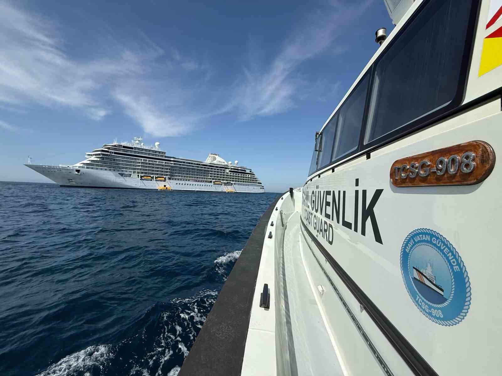 Bozcaada açıklarında yolcu gemisinde kolu kırılan yolcu tahliye edildi