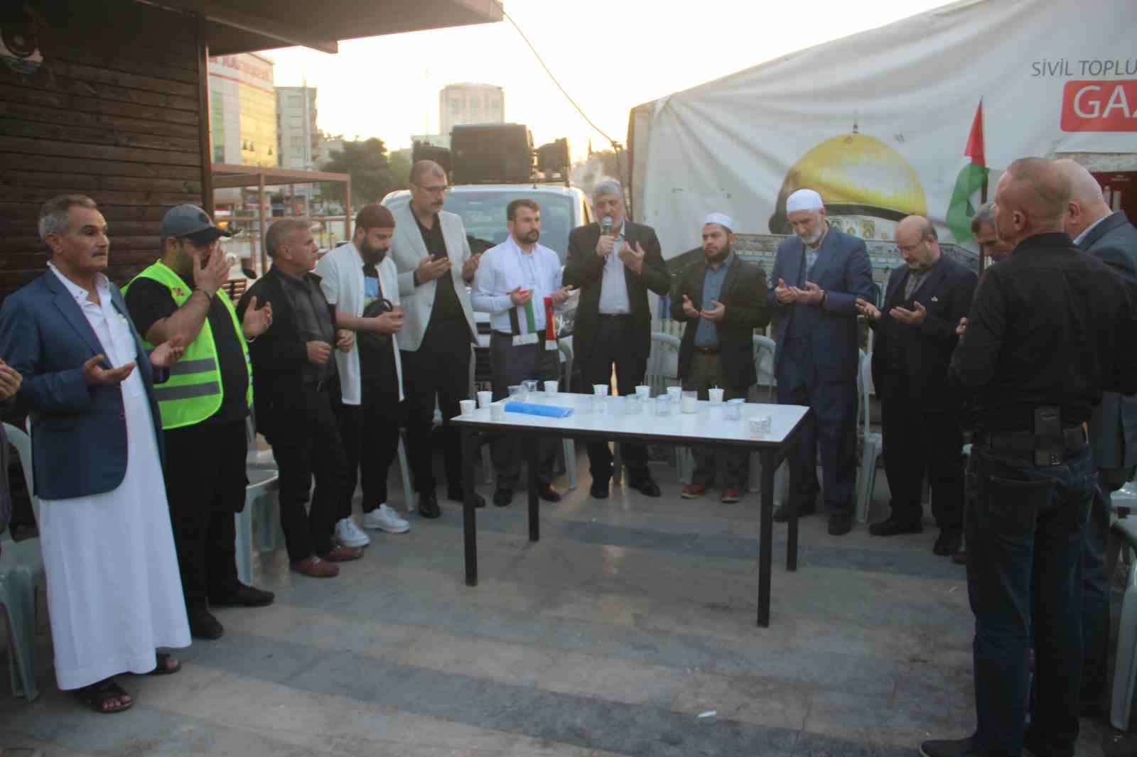 G&uuml;vercinler Filistin&rsquo;in &ouml;zg&uuml;rl&uuml;ğ&uuml; i&ccedil;in g&ouml;ky&uuml;z&uuml;ne bırakıldı
