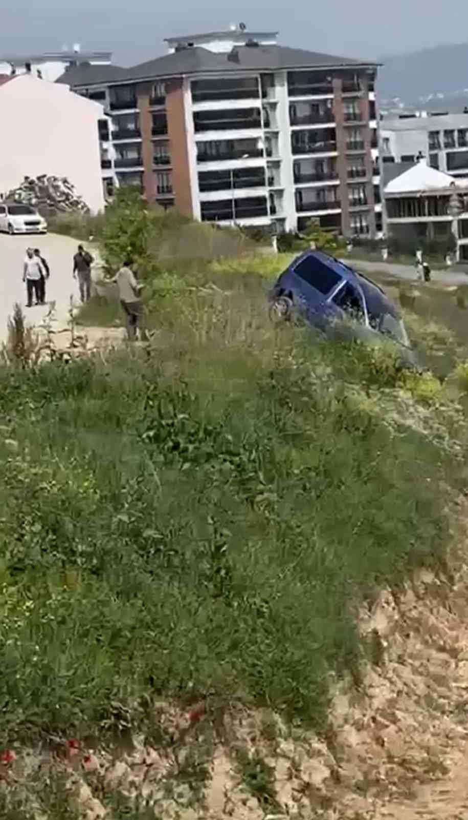 El freni çekilmeyi unutulan araç şarampole uçtu