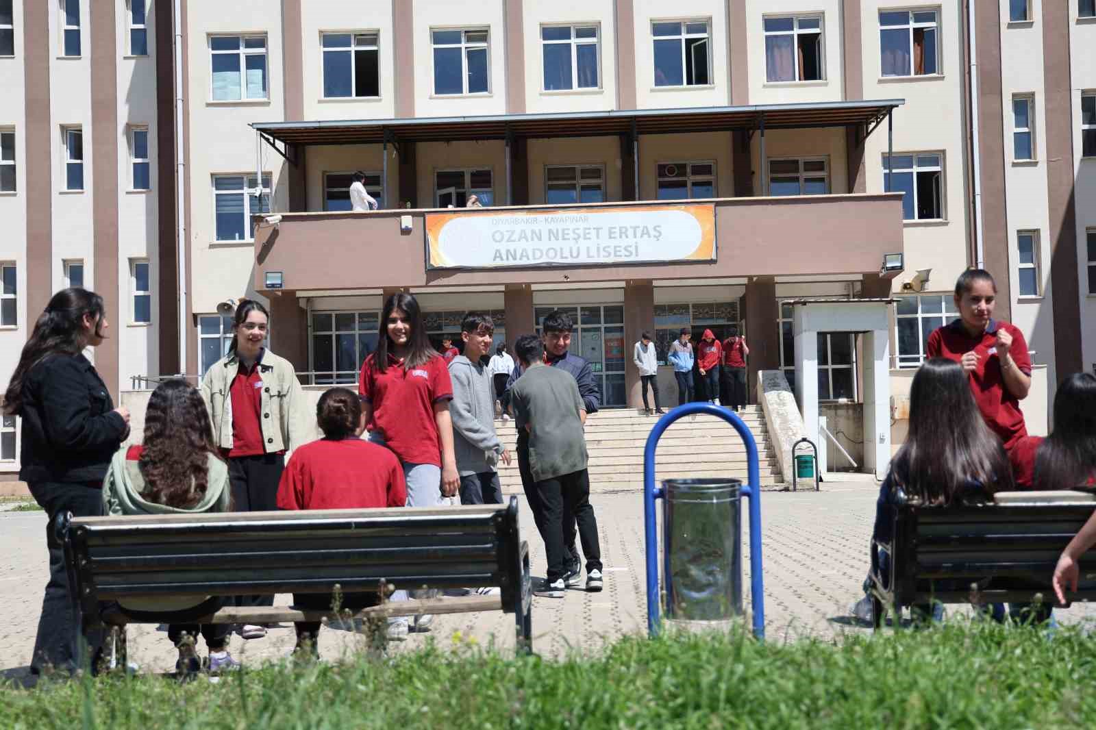 Lise &ouml;ğrencileri mevsimlik iş&ccedil;i olan akranlarının sorunlarını ele aldığı proje ile T&Uuml;BİTAK finallerine kaldı
