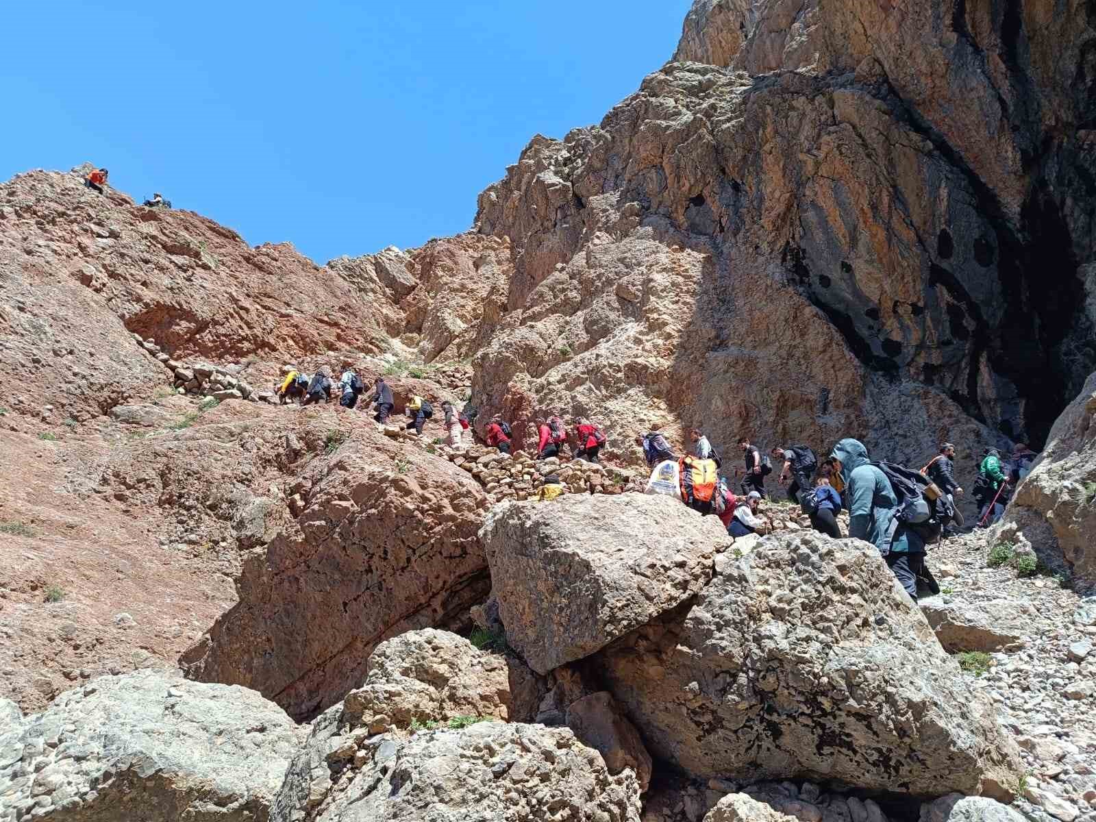 Hakkari’de Marunus Şelalesi’ne doğa yürüyüşü
