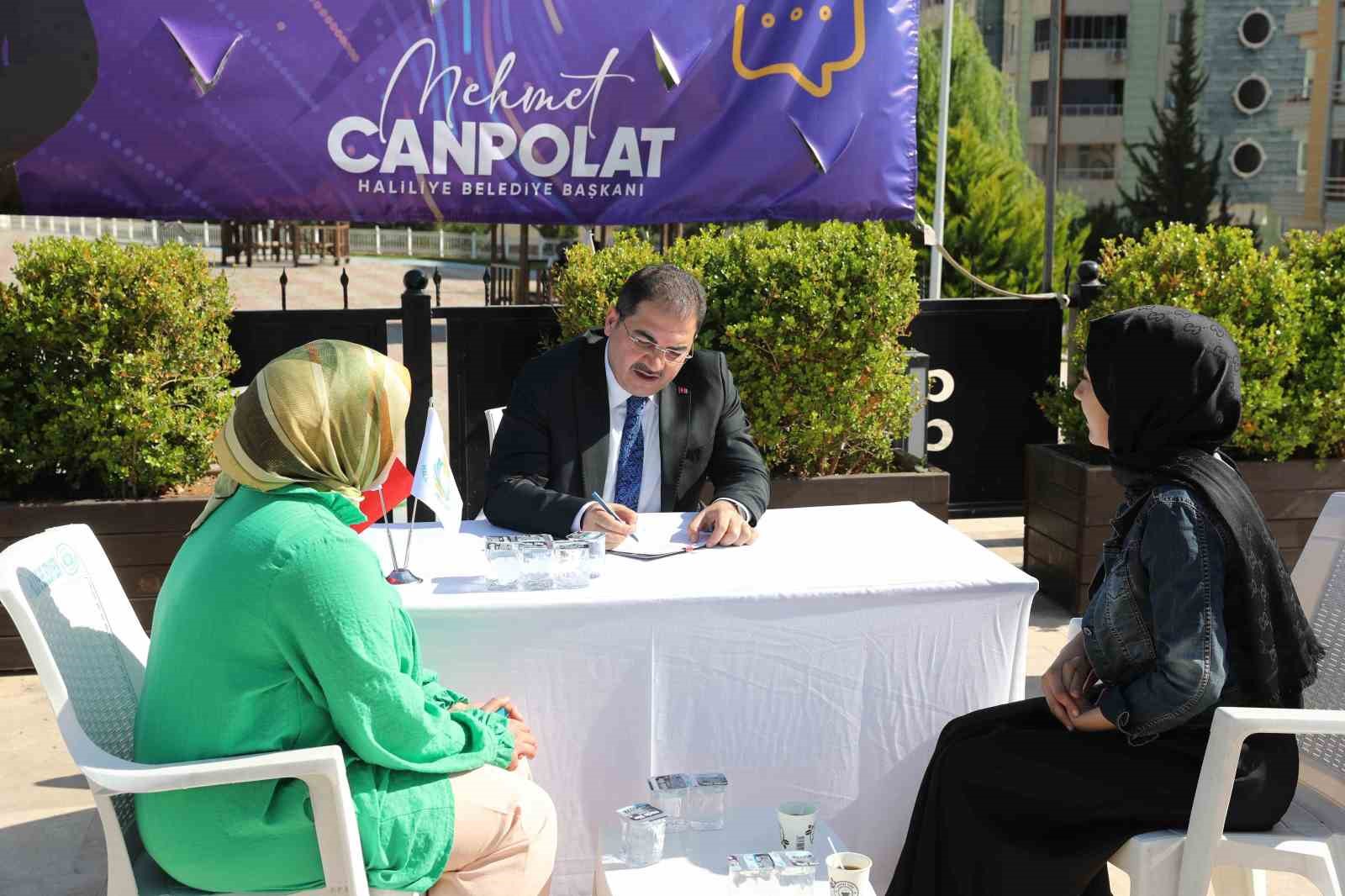 Başkan Mehmet Canpolat, alana masa kurup vatandaşı dinledi