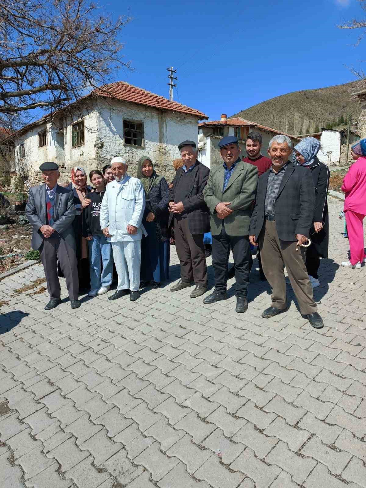 Elecik Mahallesi hac yolcularını dualarla uğurladı
