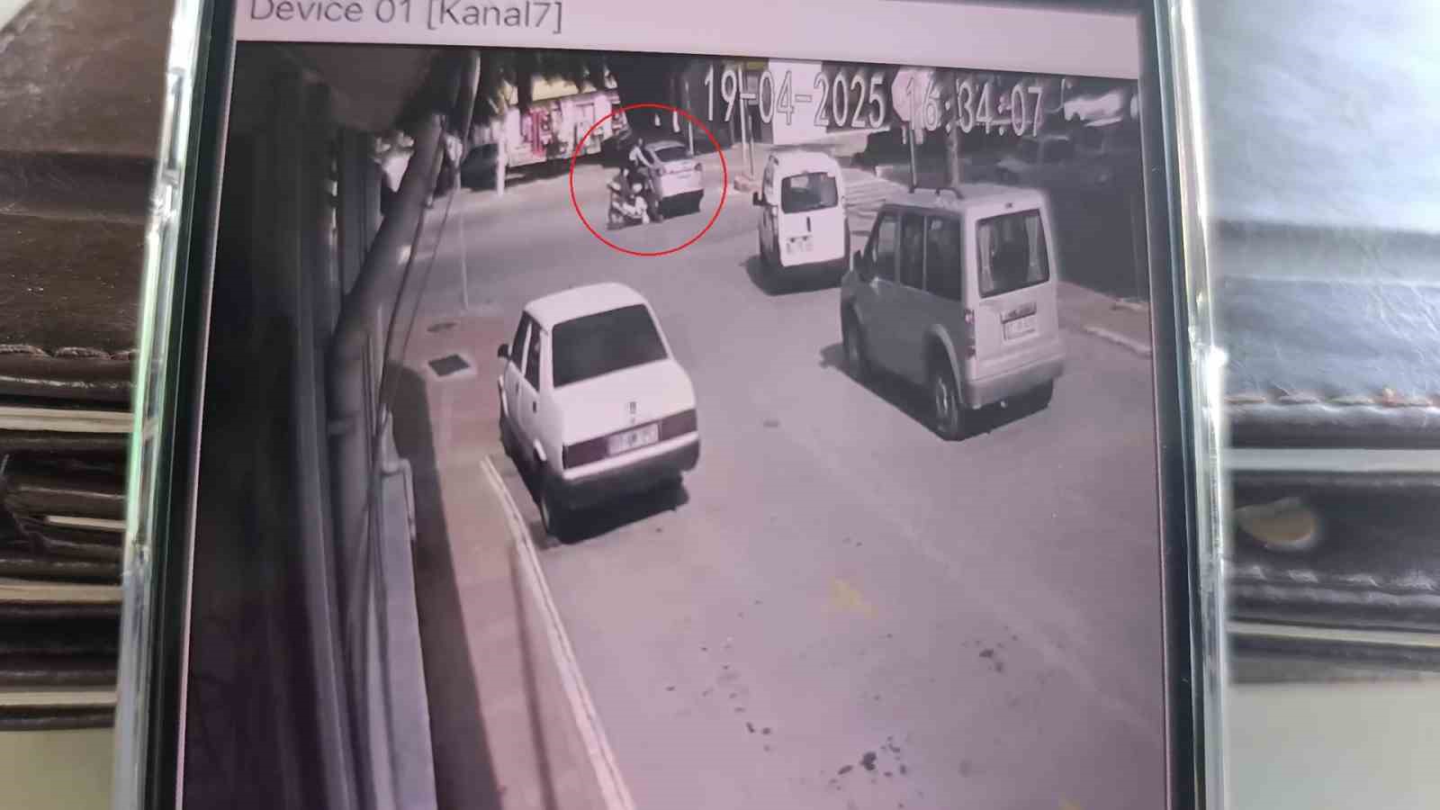 Manavgat’ta otomobile çarpan motosikletli yaralandı