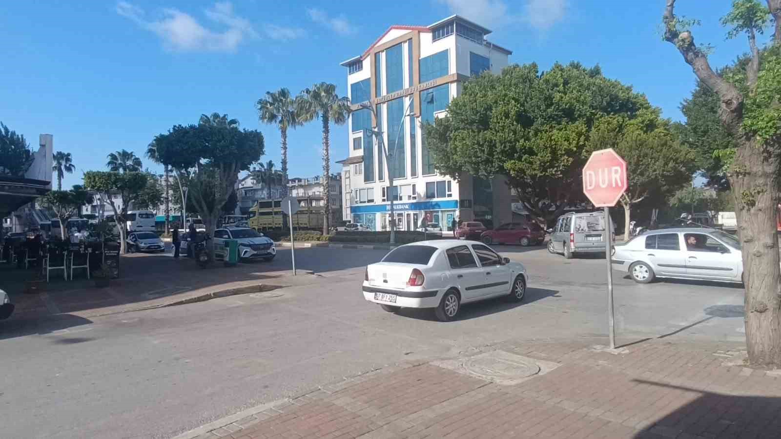 Manavgat&rsquo;ta otomobile &ccedil;arpan motosikletli yaralandı
