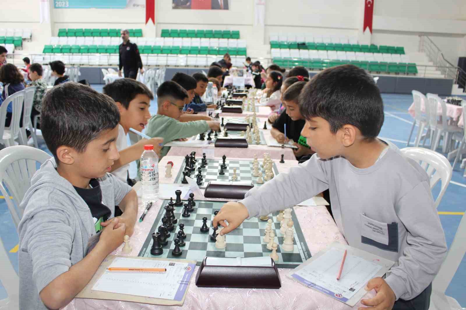 Elazığ’da satranç turnuvası büyük ilgi gördü