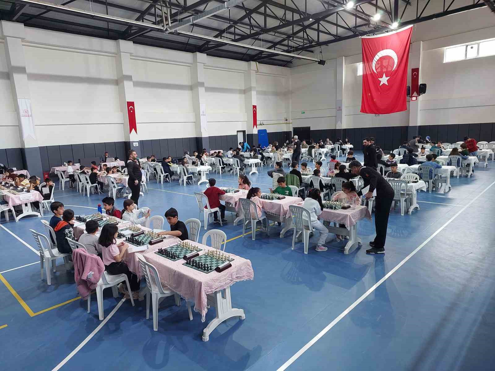 Elazığ&rsquo;da satran&ccedil; turnuvası b&uuml;y&uuml;k ilgi g&ouml;rd&uuml;
