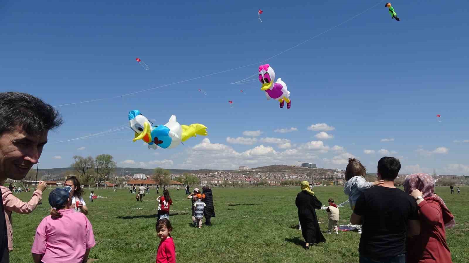 Uçurtma şenliği ile gökyüzü renklendi