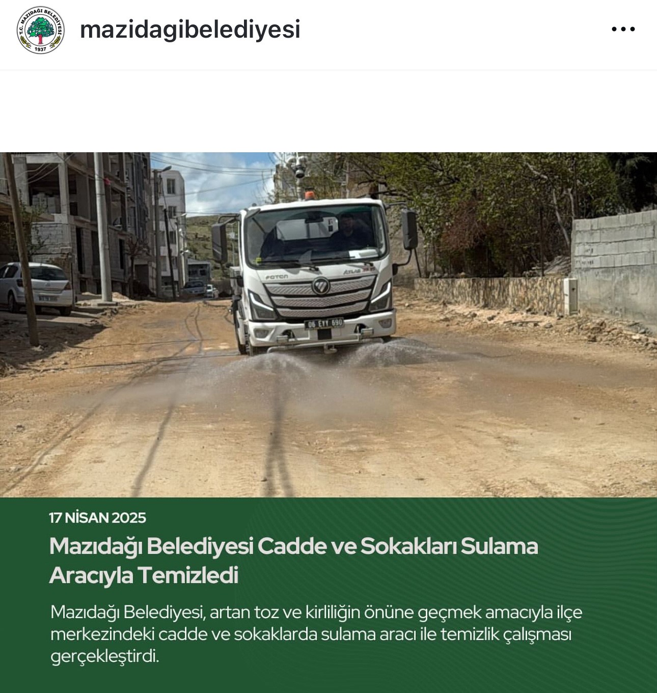 Belediye bozduğu yollara parke taşı döşemek yerine su döküyor