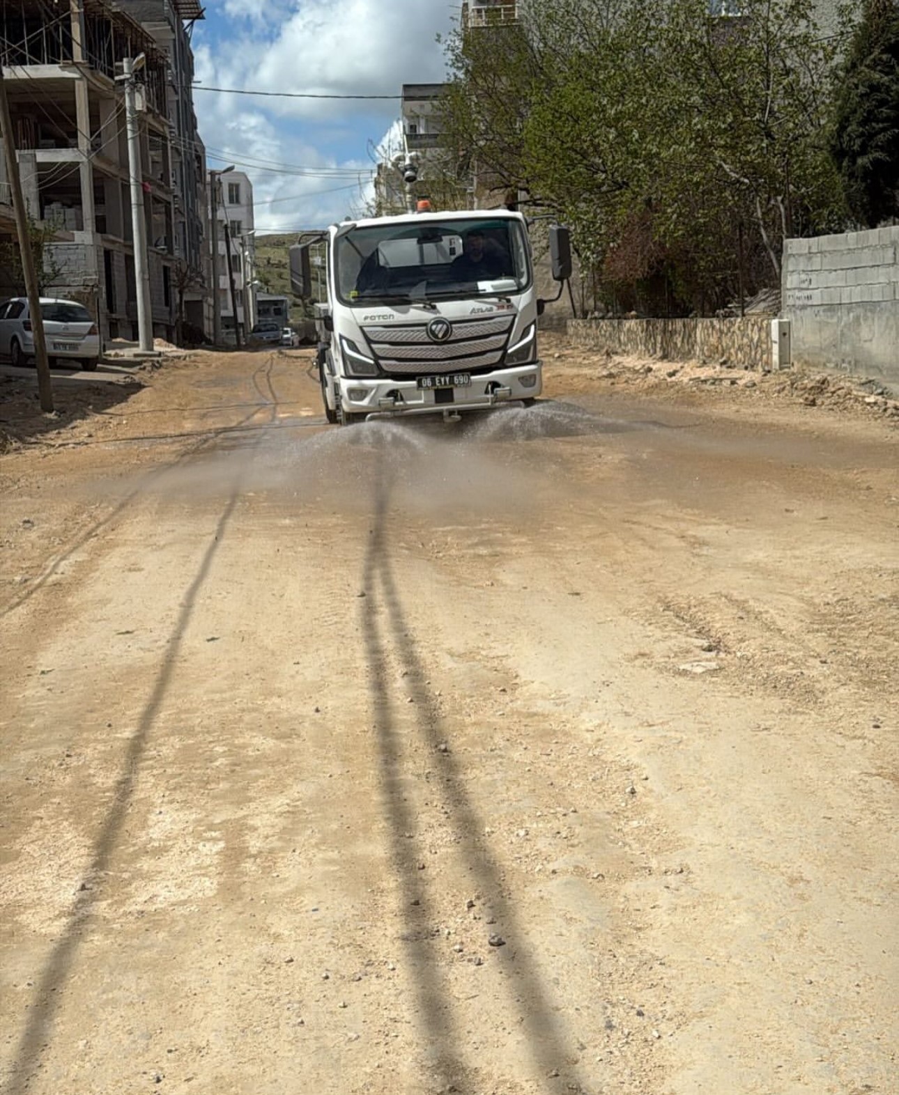 Belediye bozduğu yollara parke taşı döşemek yerine su döküyor