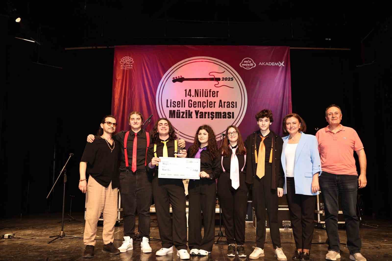 Liseli gen&ccedil;ler m&uuml;zik yeteneklerini sergiledi
