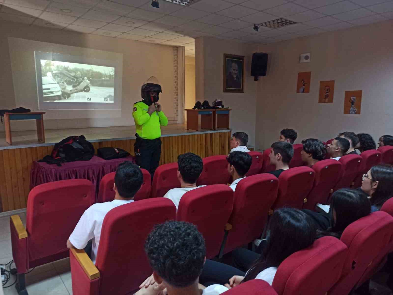 Karacasu’da öğrencilere ‘Güvenli Motosiklet Kullanıcılığı’ eğitimi verildi