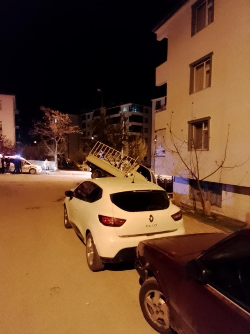 Elazığ’da pikap apartman bahçesine uçtu
