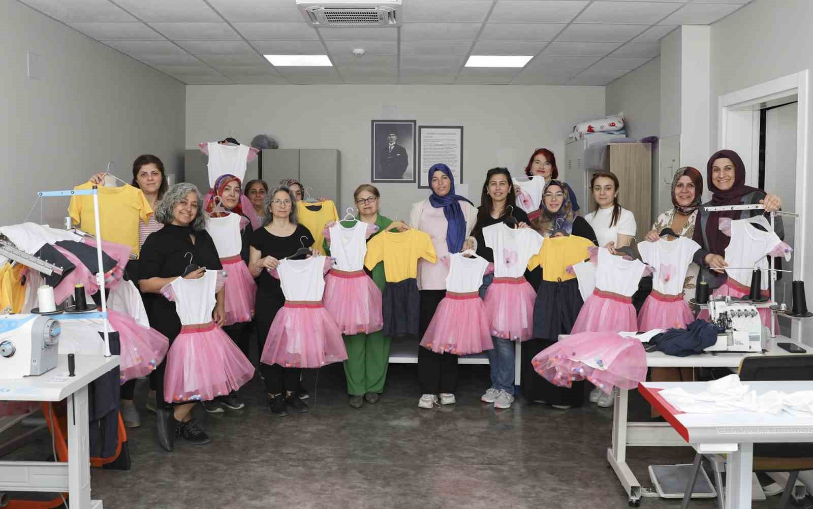 Mersin’de 23 Nisan’da çocukların kıyafeti belediyeden