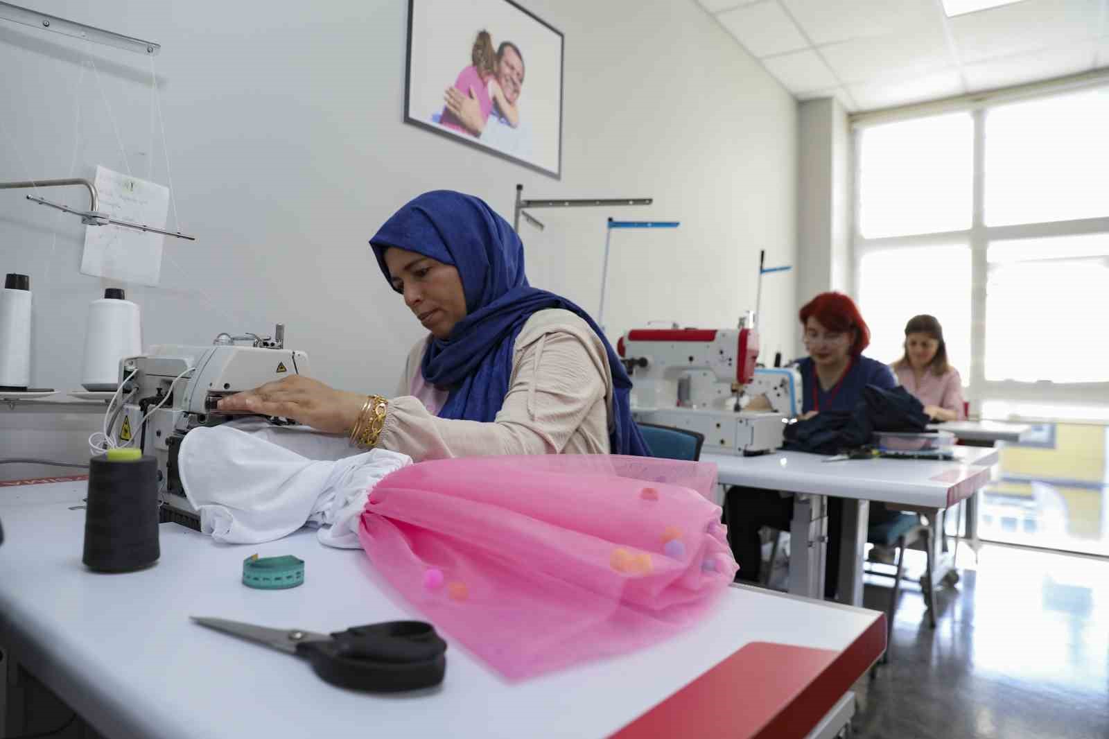 Mersin&rsquo;de 23 Nisan&rsquo;da &ccedil;ocukların kıyafeti belediyeden
