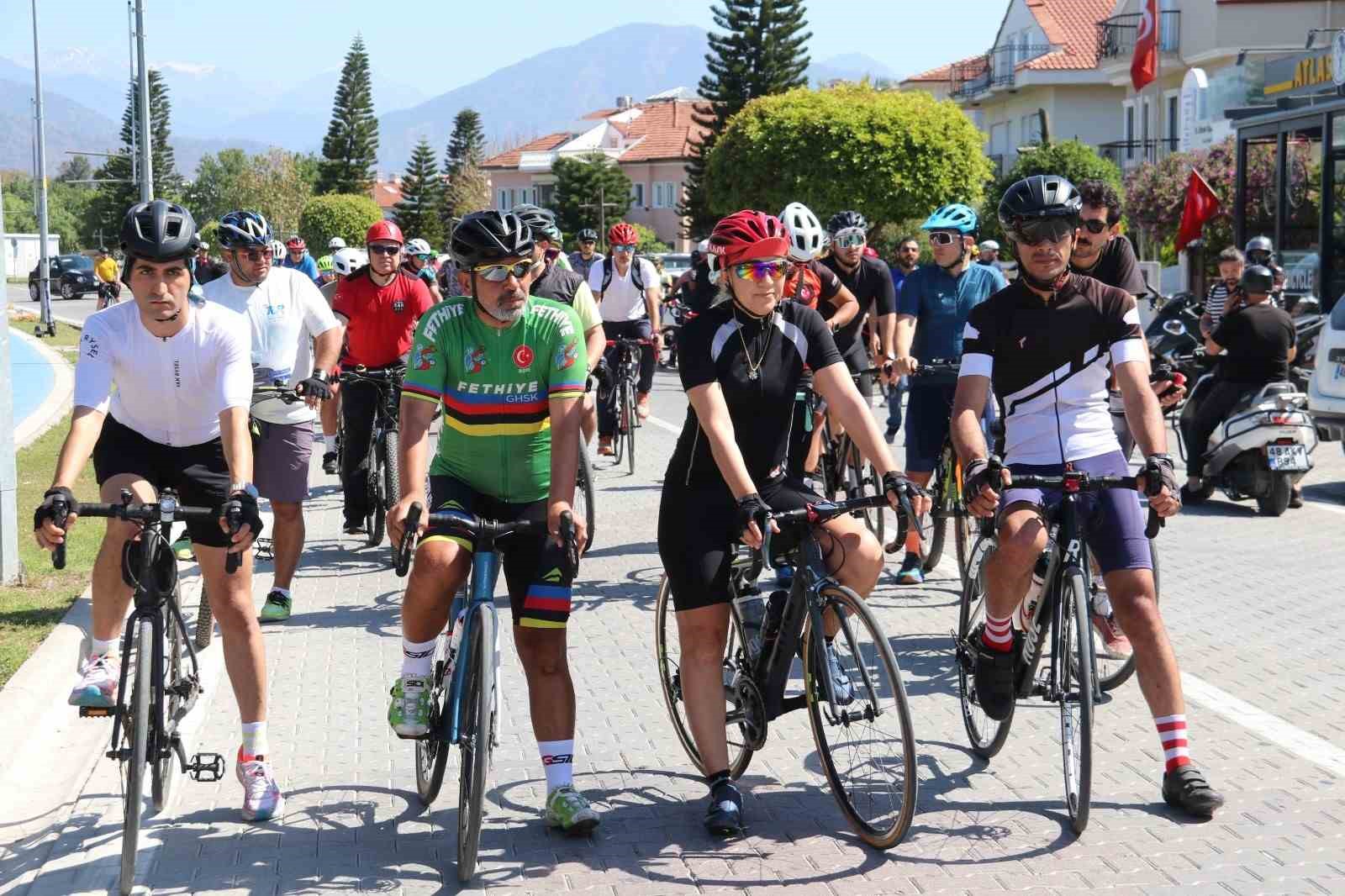 Fethiye’de bisiklet topluluğu hayatını kaybeden Alkan için pedal çevirdi