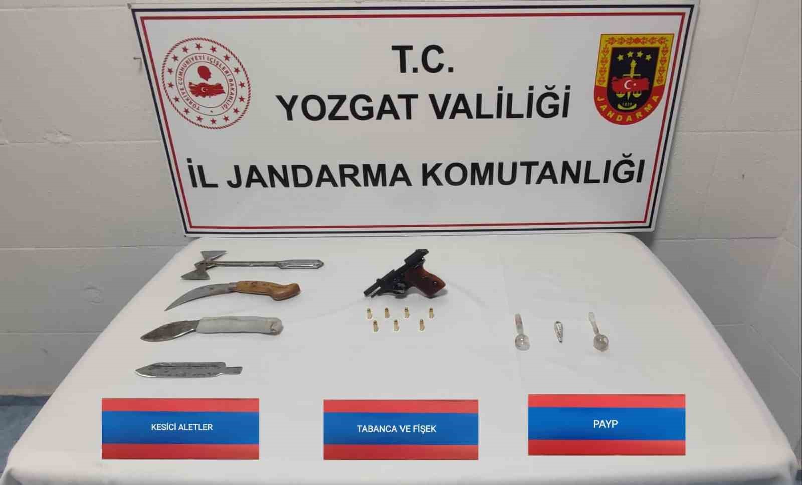 Şüpheli otomobilde tabanca ve balta ele geçirildi