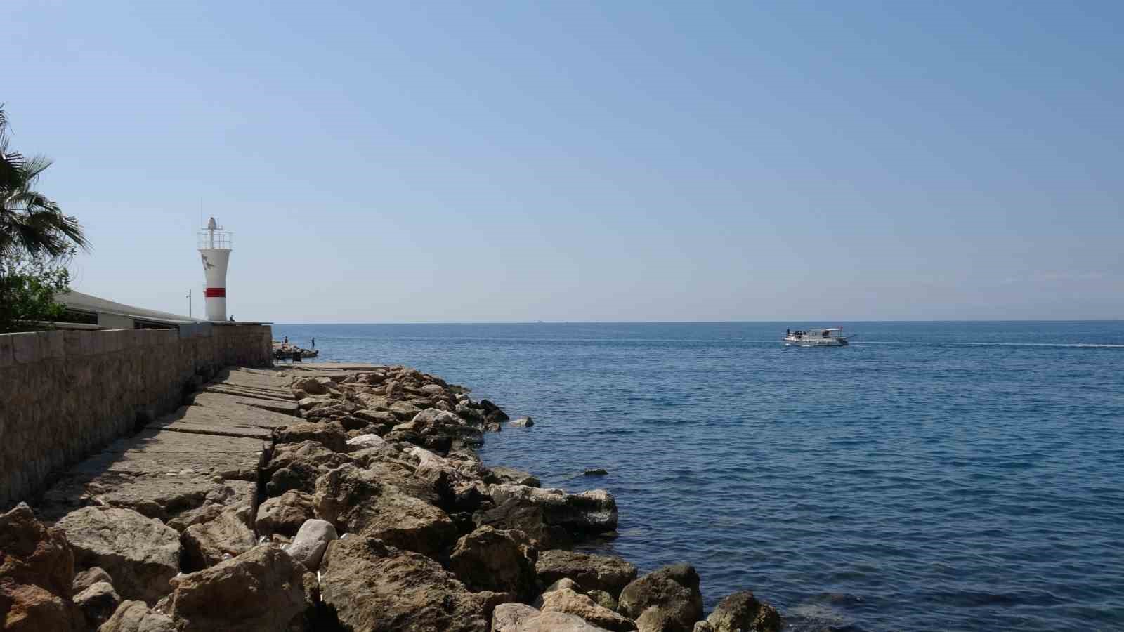 Antalya&rsquo;da deniz y&uuml;zeyinde erkek cesedi bulundu
