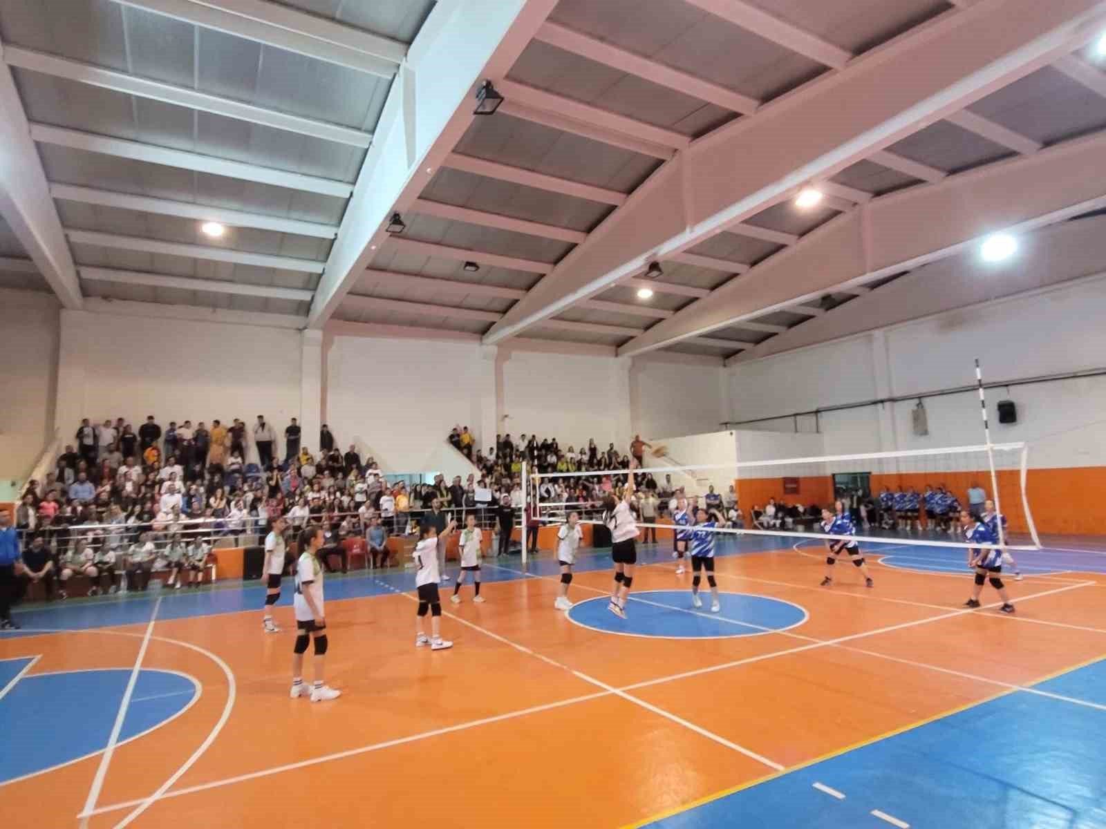 Sarıg&ouml;l&rsquo;de okullar arası spor m&uuml;sabakaları tamamlandı
