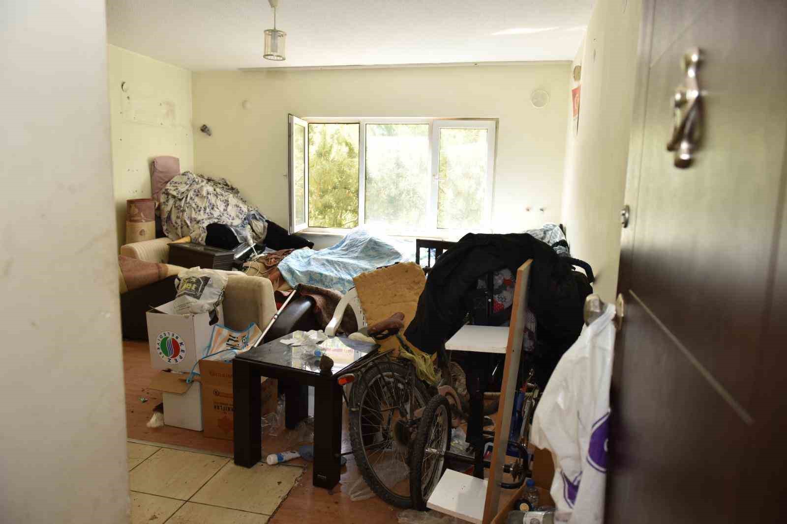 Komşuları yardım istedi tekerlekli sandalyedeki adamın yardımına Kepez Belediyesi koştu
