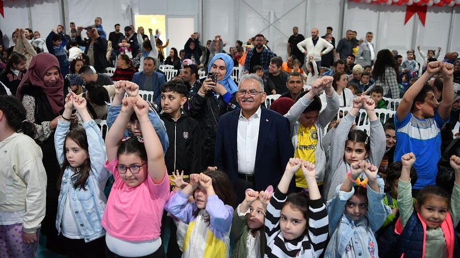 Başkan Büyükkılıç, Çocuk Kitap Fuarı ve Şenliği’nde