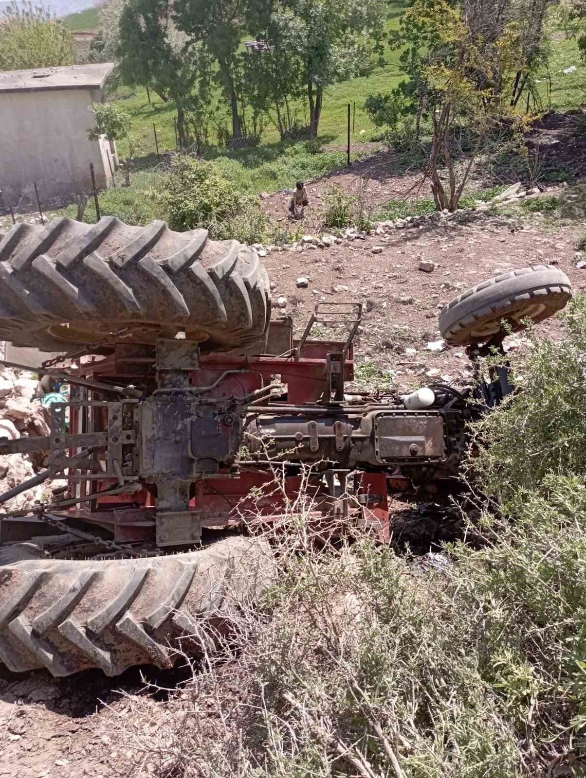 Siirt&rsquo;te trakt&ouml;r kazasında s&uuml;r&uuml;c&uuml; yaralandı
