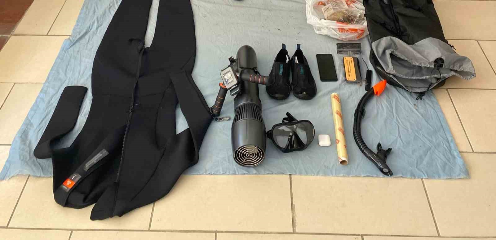 Sisam Adası’na denizden sualtı scooter ile geçmeye çalışırken yakalandı