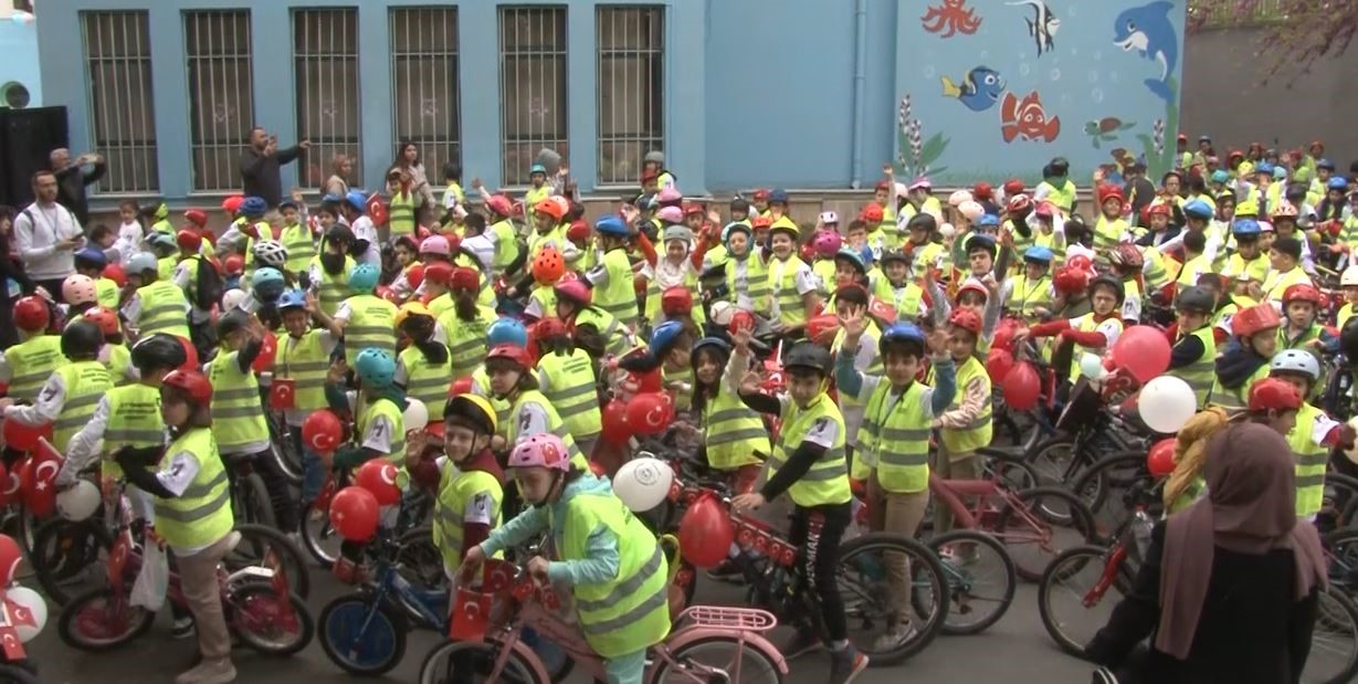 Minik Pedallar Meclise Gidiyor: "Mektepten Meclise Pedal" Etkinliği Renkli Görüntülere Sahne Oldu