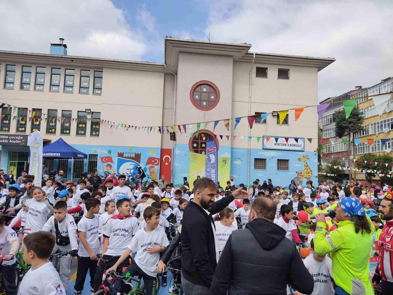 Minik Pedallar Meclise Gidiyor: "Mektepten Meclise Pedal" Etkinliği Renkli G&ouml;r&uuml;nt&uuml;lere Sahne Oldu
