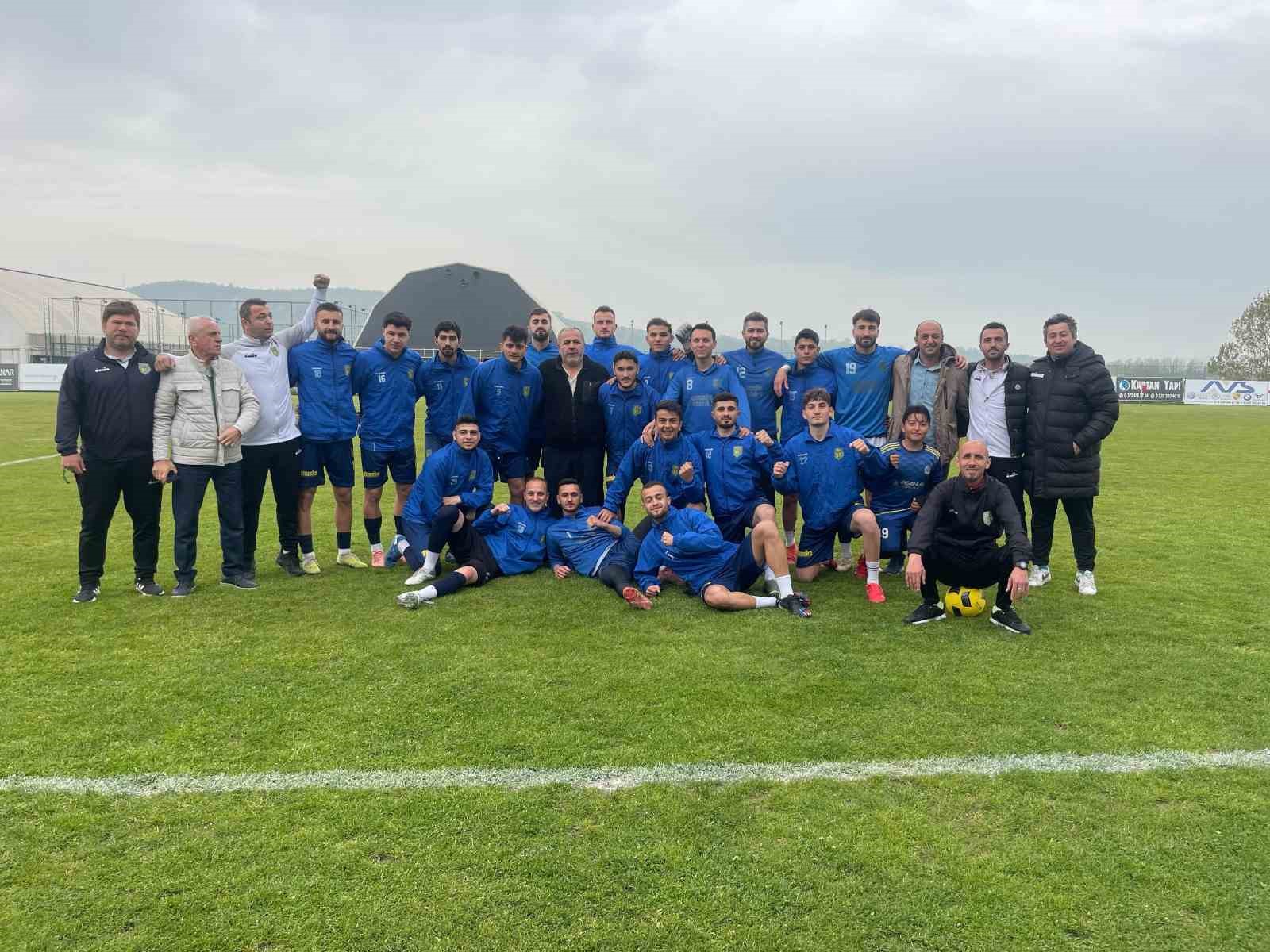 Yeşil sahada evlilik teklifi