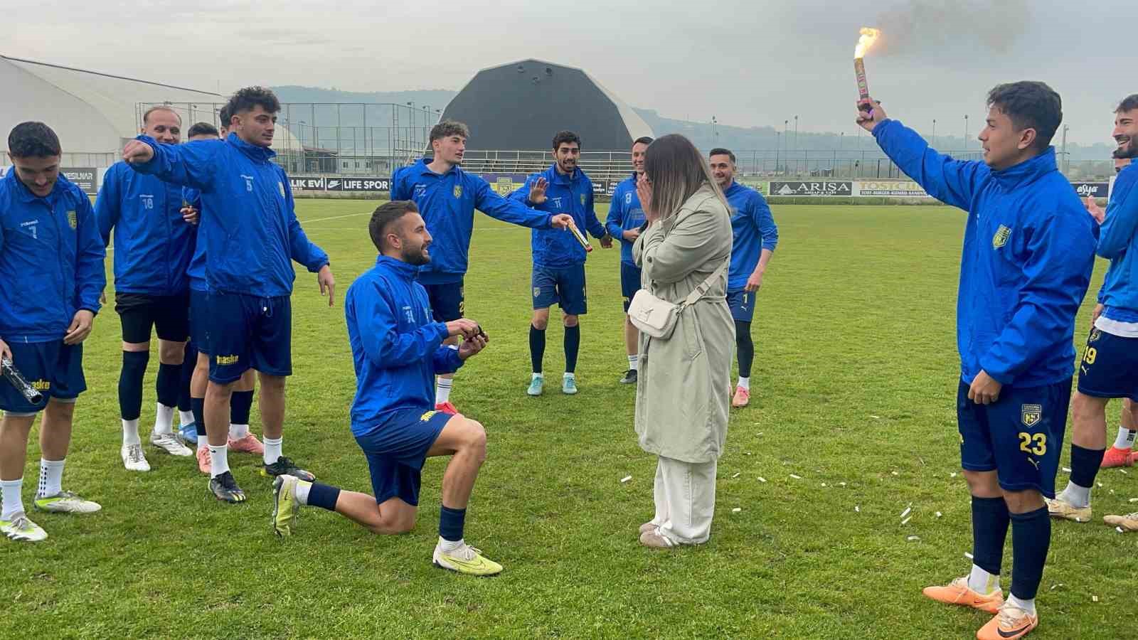 Yeşil sahada evlilik teklifi
