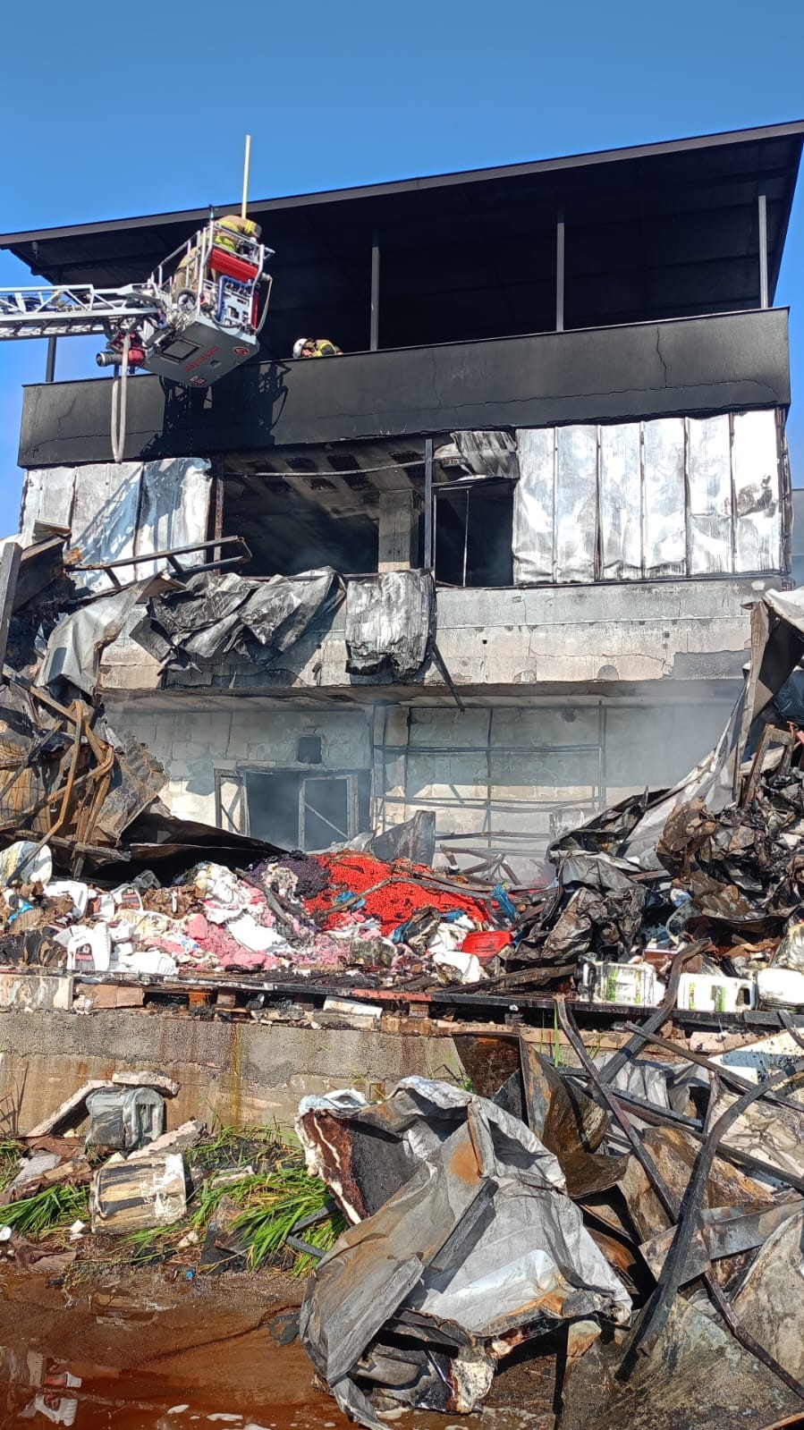 Tarım marketinde çıkan yangın paniğe neden oldu