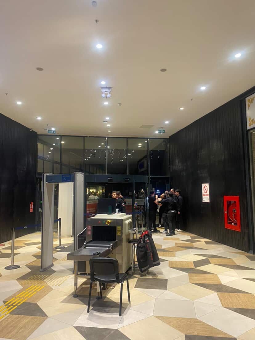 AVM&rsquo;ye silahla girmek istediler, tartışma &ccedil;ıkarttılar: 4 g&ouml;zaltı
