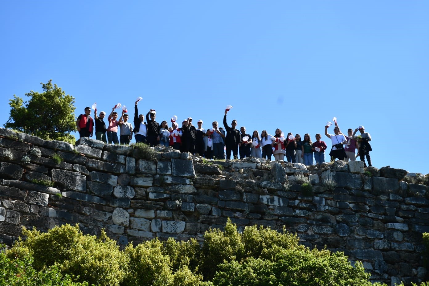 &Ouml;ğrenciler Sardes Antik Kenti &ccedil;evresinde doğa y&uuml;r&uuml;y&uuml;ş&uuml; yaptı
