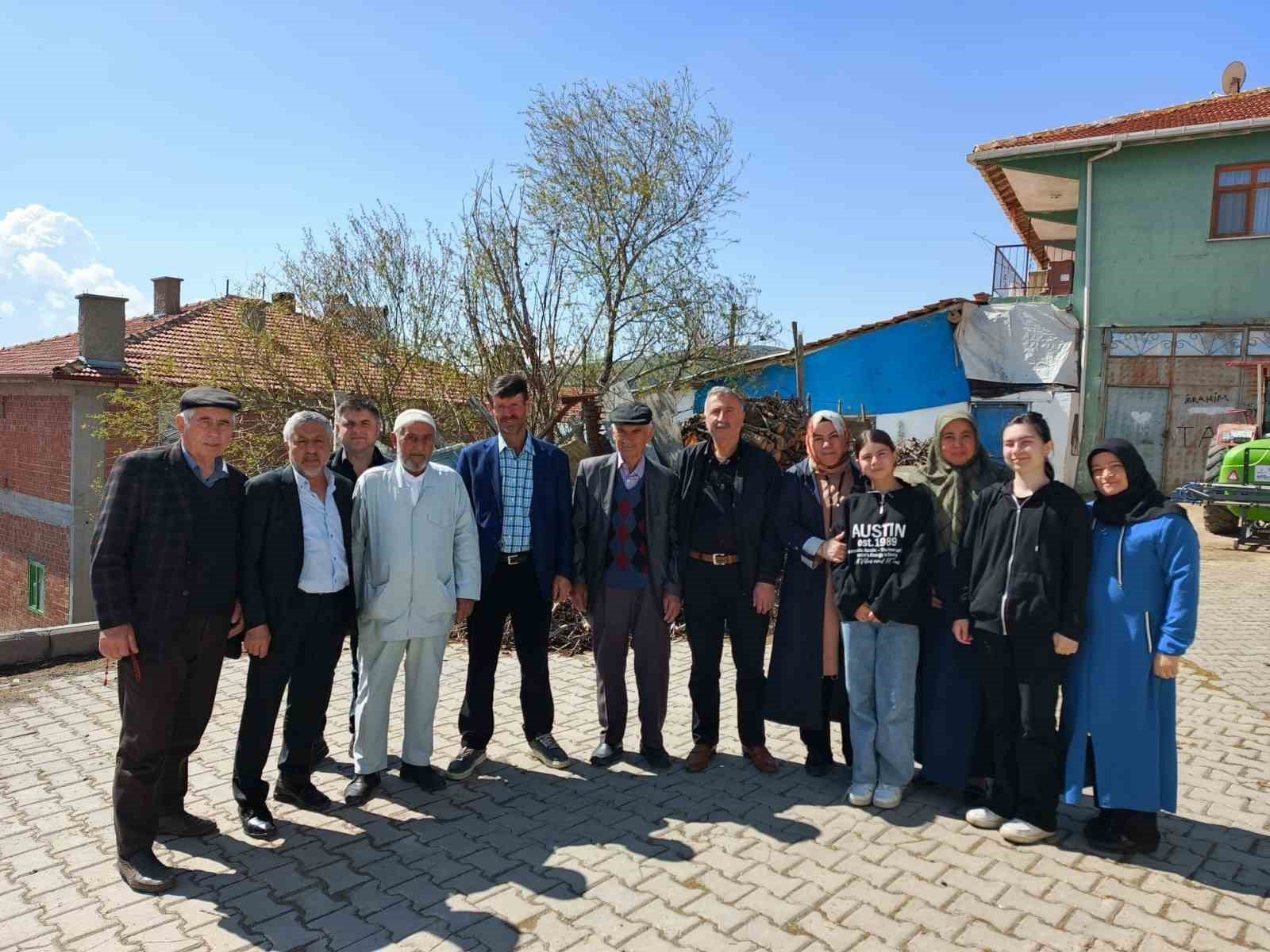 Elecik Mahallesi hac yolcularını dualarla uğurladı