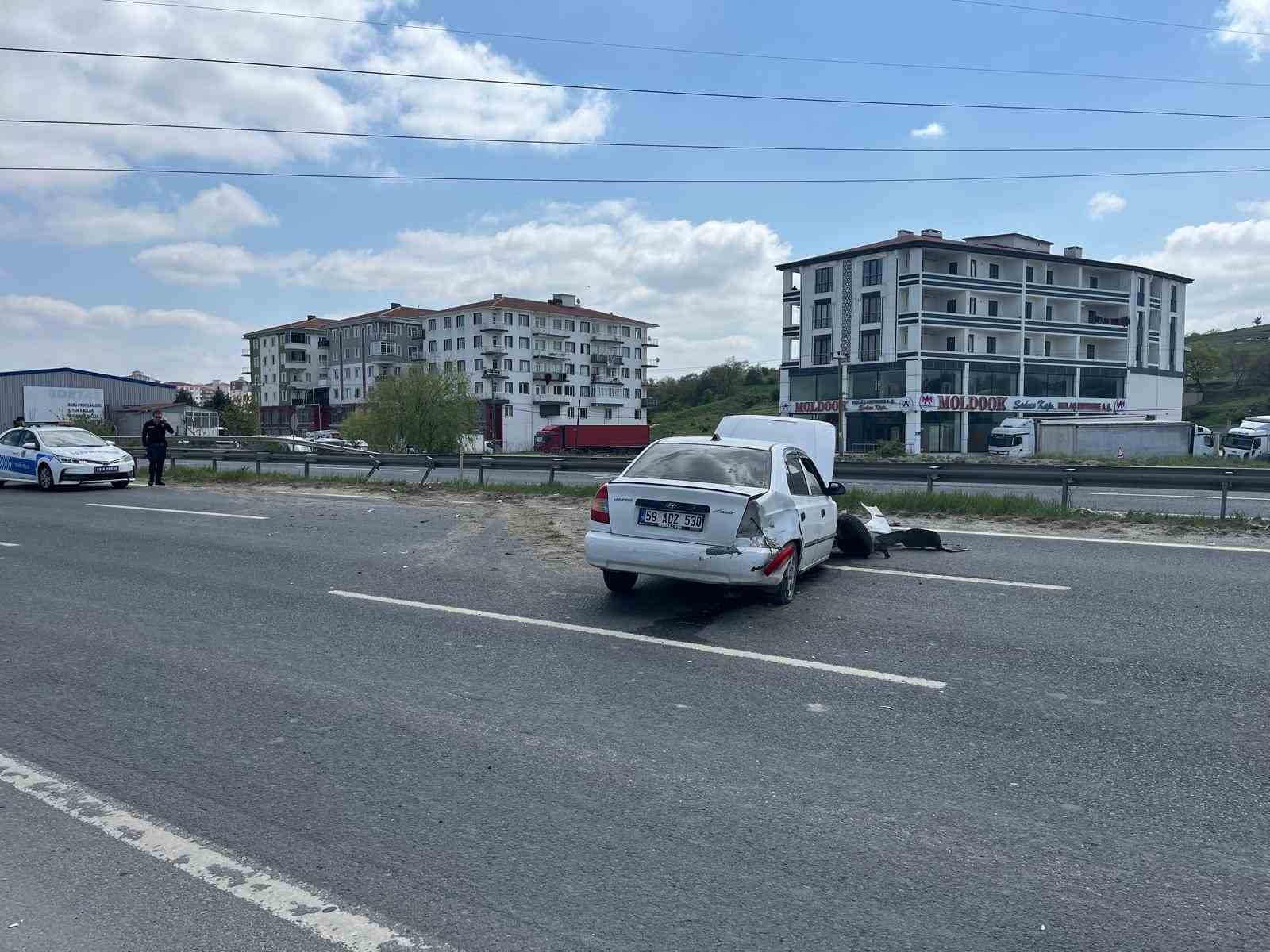 Bariyerlere çarpan otomobil, yol üzerinde ters döndü: 1 yaralı