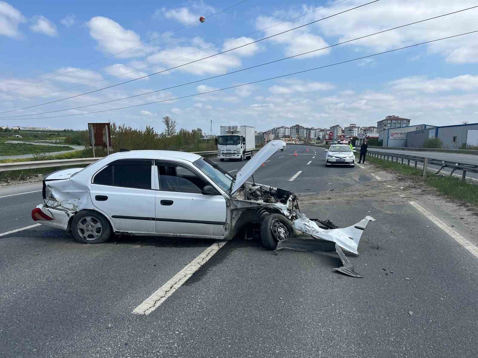 Bariyerlere çarpan otomobil, yol üzerinde ters döndü: 1 yaralı