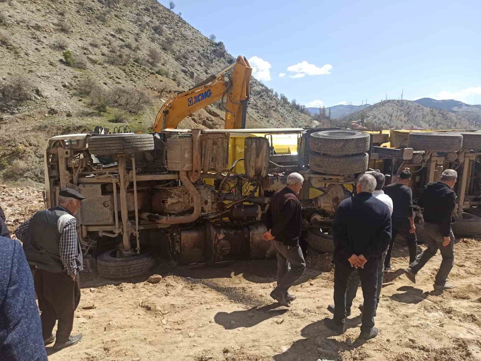 Hafriyat kamyonu devrildi