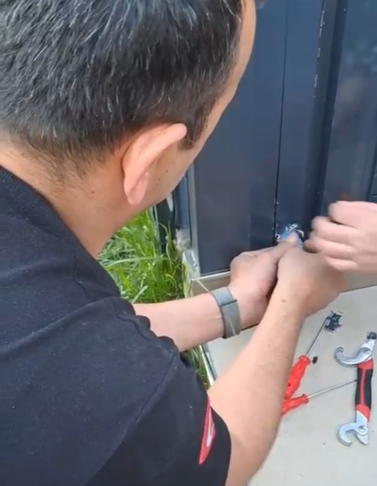 Pervaza sıkışan muhabbet kuşu kurtarıldı