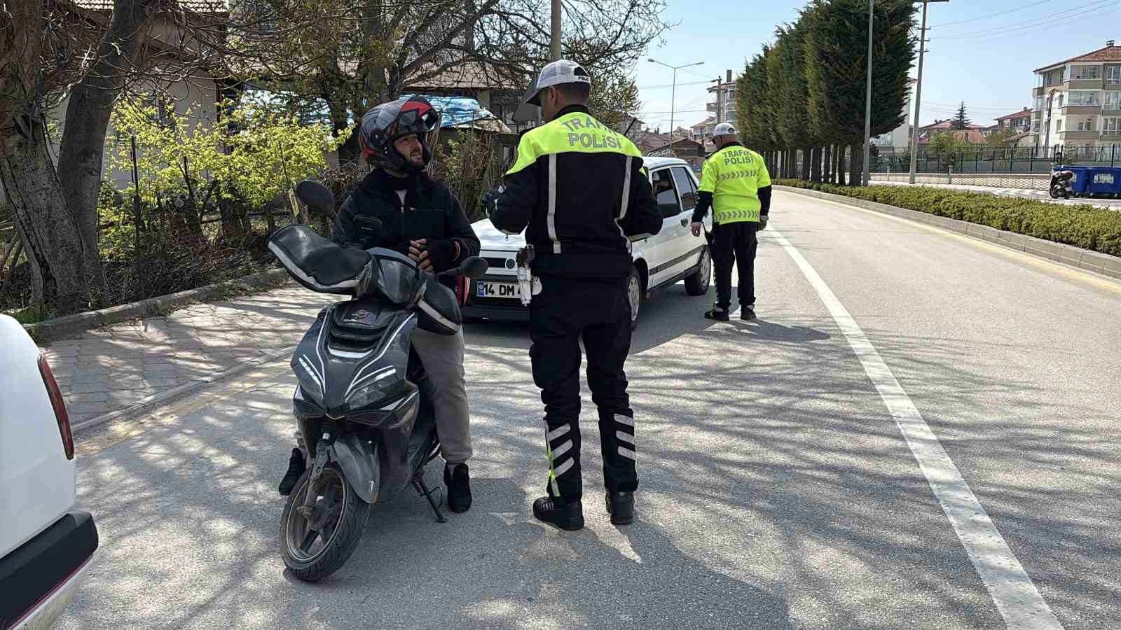 İlk kez denetime girdi, hatıra i&ccedil;in polisle fotoğraf &ccedil;ektirdi
