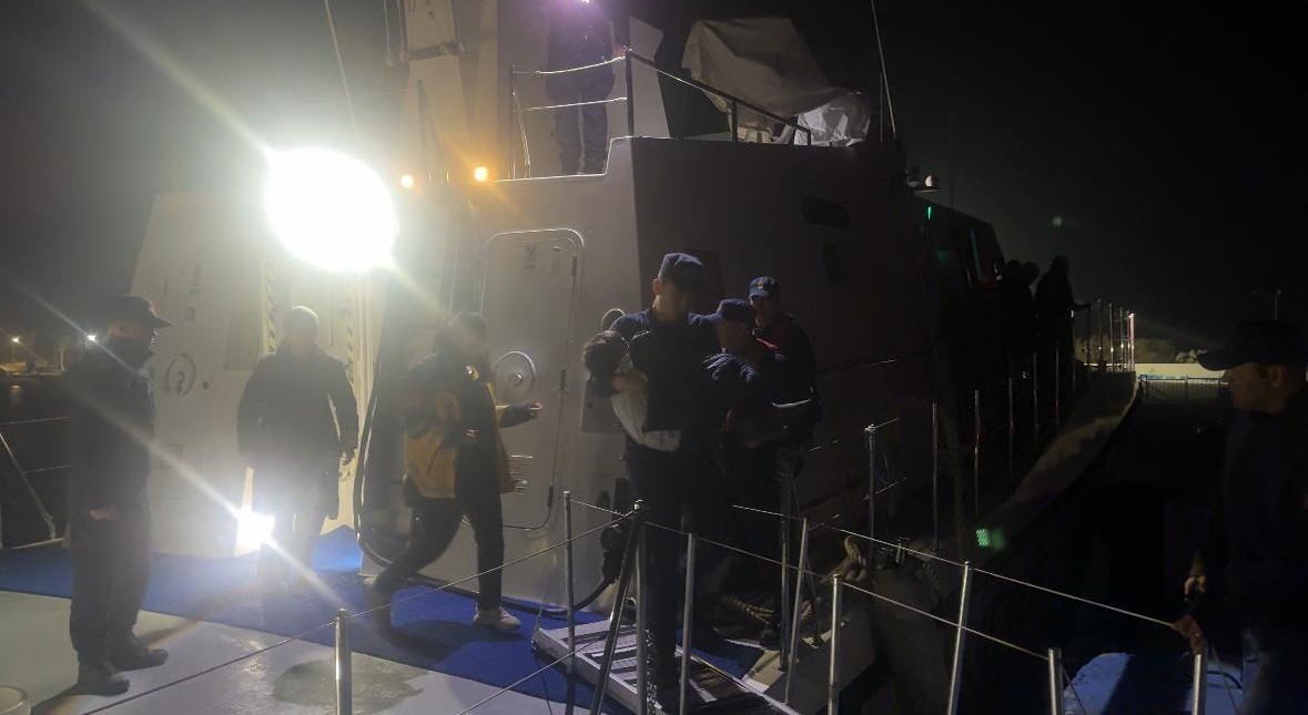 G&ouml;k&ccedil;eada rahatsızlanan 8 yaşındaki &ccedil;ocuğun tıbbi tahliyesi Sahil G&uuml;venlik ekiplerince ger&ccedil;ekleştirildi
