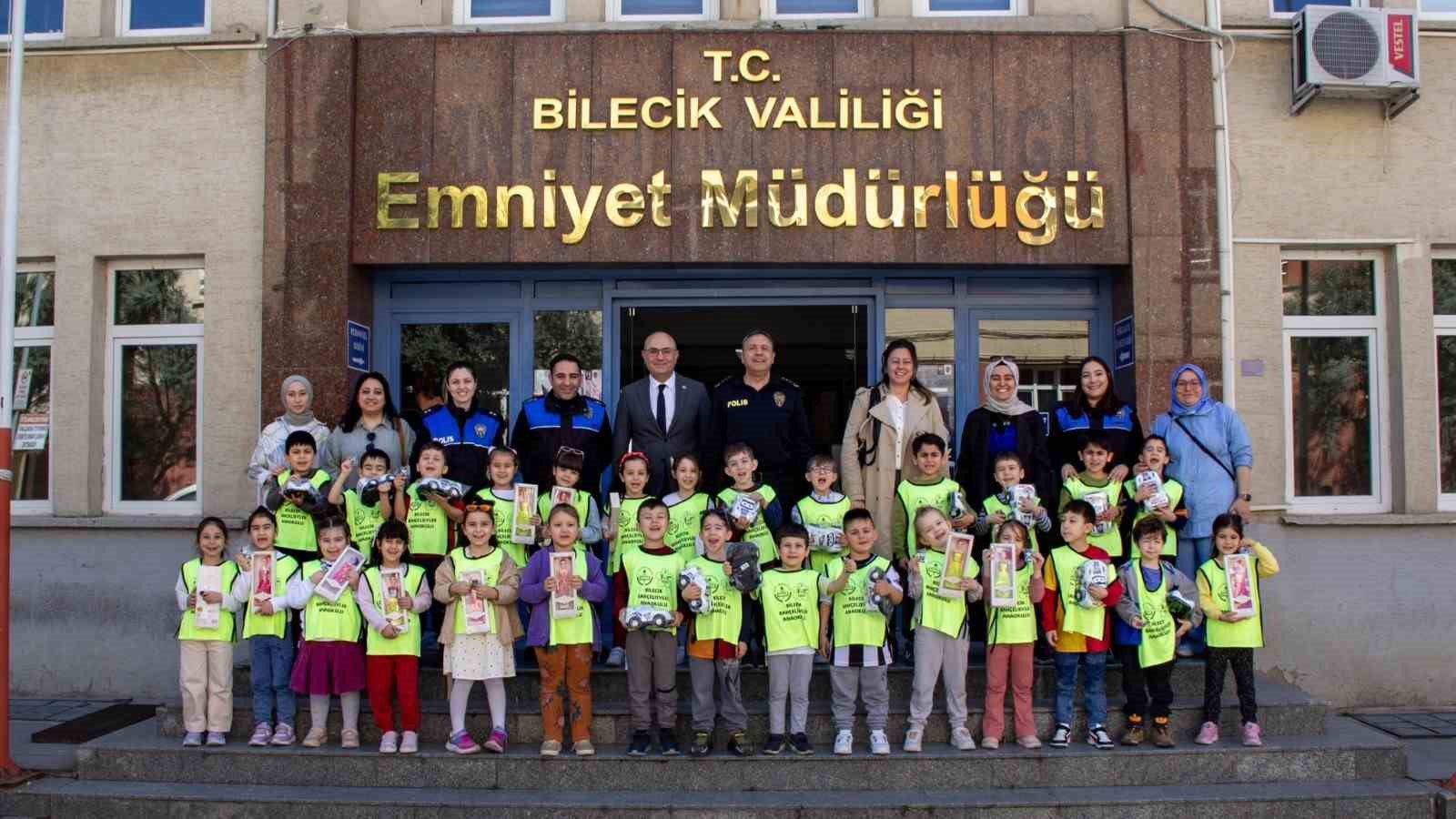 Minik &ouml;ğrenciler polis teşkilatı hakkında bilgi aldı
