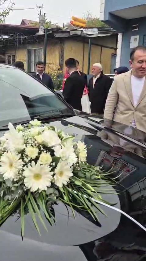 Damadın arkadaşı, sopayla gelin arabasının önünü kesip bahşiş aldı